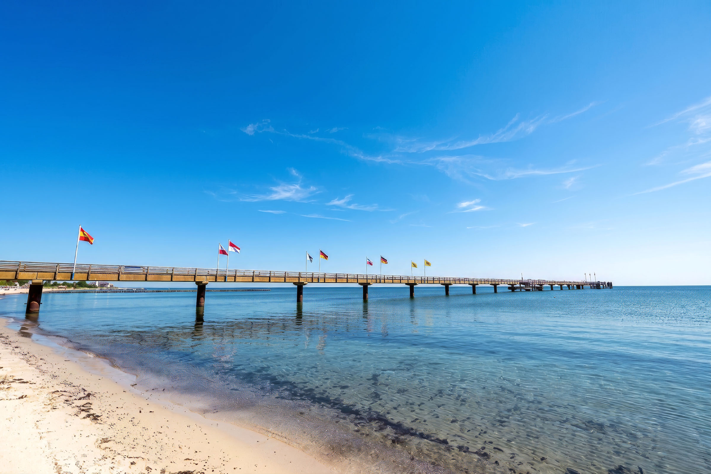 Seebrücke von Großenbrode, die weit in die Ostsee ragt